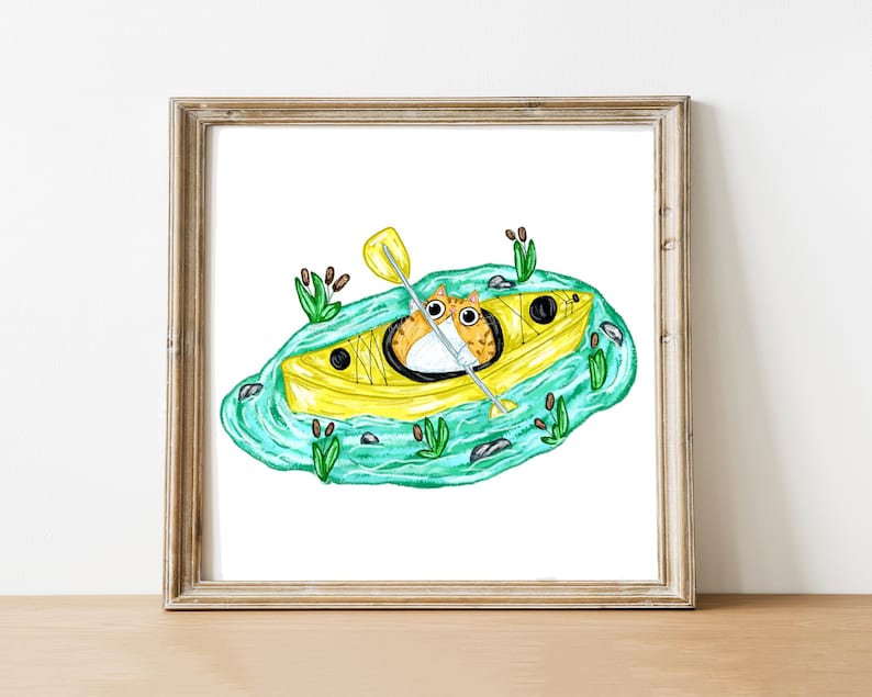 Puede incluir: Una ilustraci&oacute;n de acuarela de un gato en un kayak amarillo remando en un lago turquesa. El gato lleva un chaleco salvavidas y tiene una expresi&oacute;n decidida en su rostro.