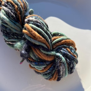 Hilo artístico hilado a mano con fibras de lana, viscosa y seda sari (azul marrón), una sola capa, 36 yardas