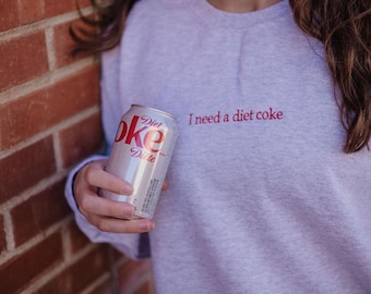 Zabawna bluza z haftowanym napisem „Potrzebuję Coca-Coli Light” | Minimalistyczny okrągły dekolt