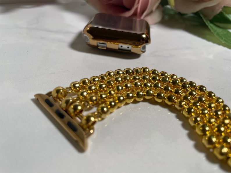 Puede incluir: Pulsera de reloj Apple dorada hecha de varias filas de peque&ntilde;as cuentas redondas.