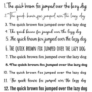 Peut inclure: Image en noir et blanc pr&eacute;sentant la phrase "The quick brown fox jumped over the lazy dog" dans douze polices diff&eacute;rentes. Le texte est dispos&eacute; en rang&eacute;es, pr&eacute;sentant divers styles, de l'&eacute;criture cursive au gras, et en majuscules.