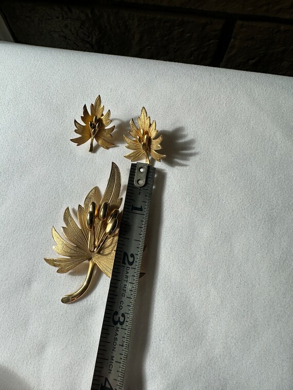 Demi Parure vintage gold tone leaf earrings and b… - image 5