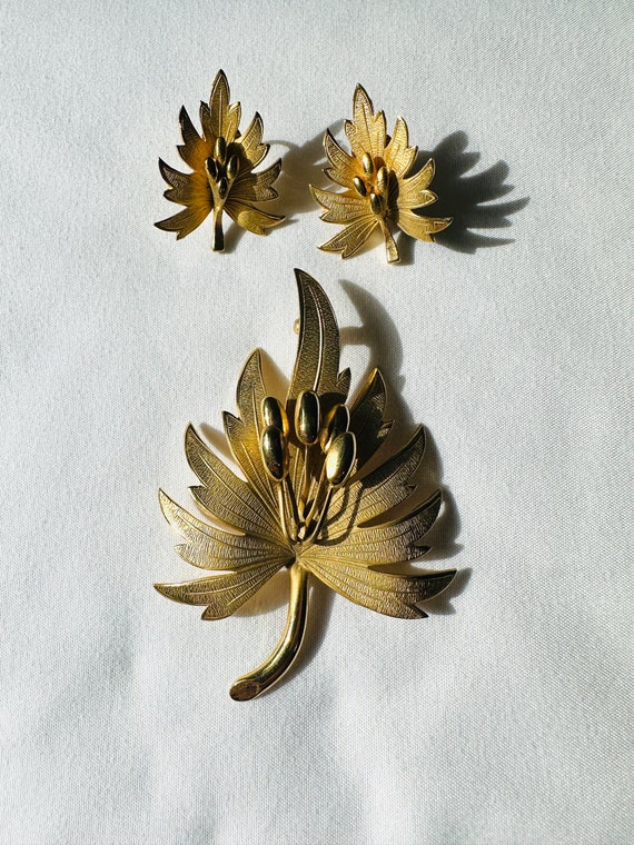 Demi Parure vintage gold tone leaf earrings and b… - image 1