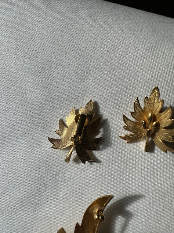 Demi Parure vintage gold tone leaf earrings and b… - image 4