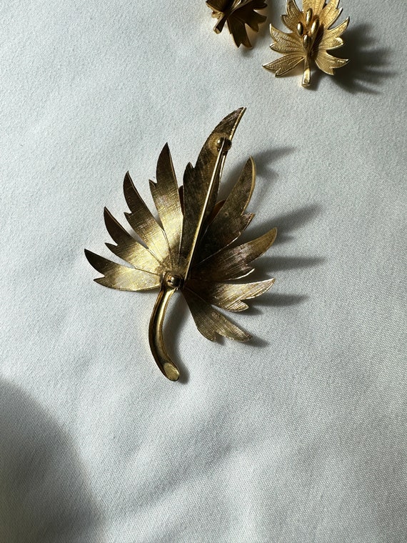 Demi Parure vintage gold tone leaf earrings and b… - image 3