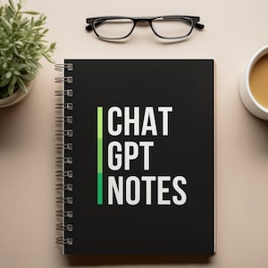 以下が含まれることがあります： 左側に緑と黄色の縦縞が入った、白い文字で「CHAT GPT NOTES」と書かれた黒いスパイラルノート。ノートは薄い茶色の表面に置かれ、コーヒーカップと眼鏡が置かれている。