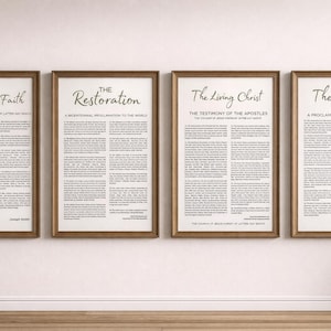 Puede incluir: Cuatro impresiones enmarcadas con texto. Las impresiones están en marcos de madera y presentan los títulos "The Articles of Faith", "The Restoration", "The Living Christ" y "The Family". El texto es negro sobre fondo crema.