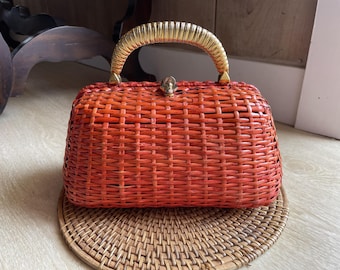 Bolso Koret de mimbre vintage de los años 60 con asa acanalada dorada / Raro bolso tipo caja de paja tejida color rojo coral / Bolso de mano de lujo de mediados de siglo con asa superior