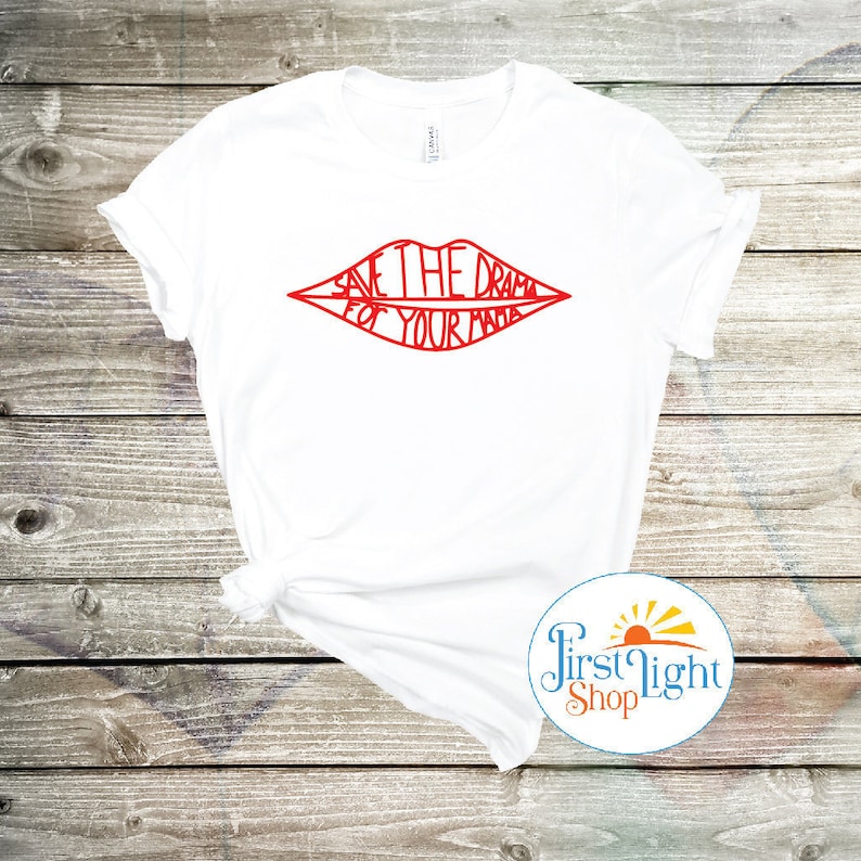 K&ouml;nnte beinhalten: Wei&szlig;es T-Shirt mit einem roten Umriss von Lippen, auf dem "Save the drama for your mama" steht.