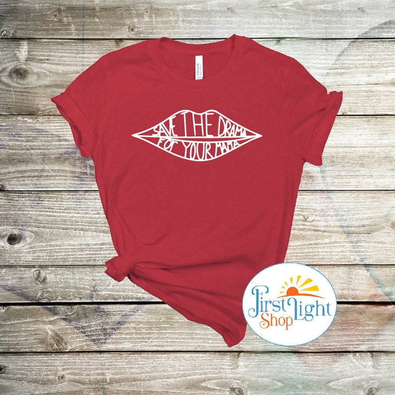 K&ouml;nnte beinhalten: Rotes T-Shirt mit einem wei&szlig;en Umriss einer Lippenpartie. Die Lippen haben den Text "Save the drama for your mama" im Inneren.