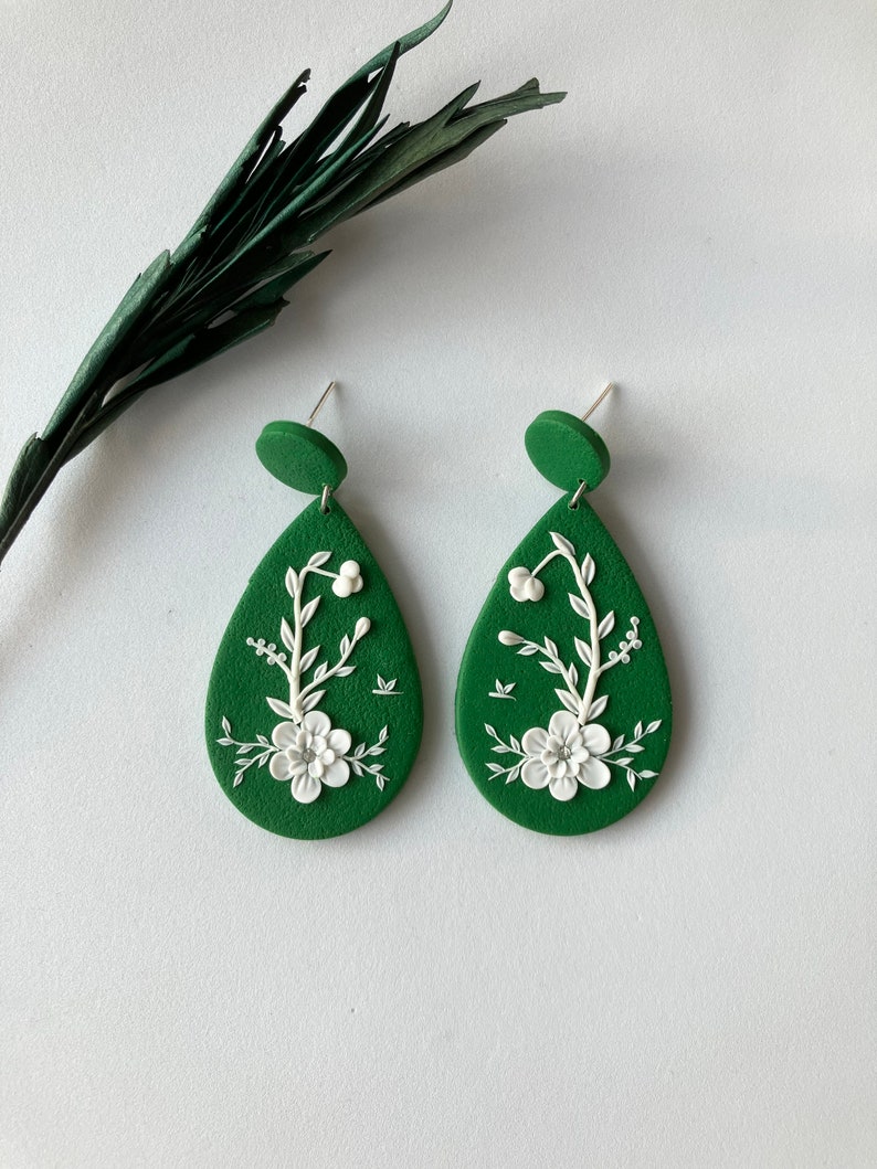 Floral Polymer Clay Earring / Aesthetic Minimal Earring / Cool Embroidered Earring / Trendy Modern Clay Earring 画像 1