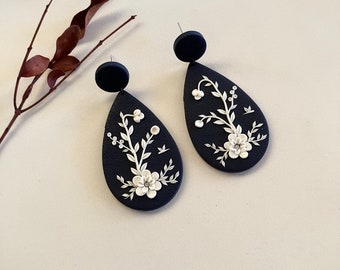 Dunkelblauer Blumen Ohrring / Garten Polymer Clay Ohrring für Frauen / Süßer Minimal Ohrring / Einzigartige Bestickter Ohrring