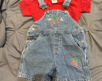 Peto vaquero para niña talla 2T de Vintage Radishes & Roses, shorts de fresas rojos