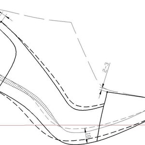 Peut inclure: Un dessin au trait noir et blanc d'une chaussure avec des mesures en pouces. La chaussure a une pointe pointue et un talon haut.