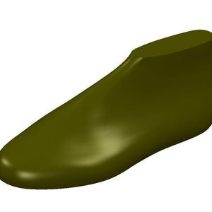 Puede incluir: Una horma de zapato verde oliva, utilizada en la fabricación de calzado. La horma es lisa y tiene una punta y un talón redondeados. El objeto se presenta sobre un fondo blanco, resaltando su forma y diseño.