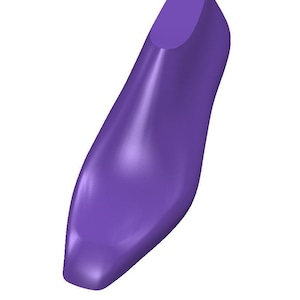 Puede incluir: Un molde de zapato de color morado, una forma de madera utilizada por los zapateros para dar forma y crear zapatos.