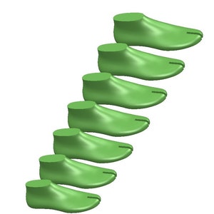 Puede incluir: Siete formas de zapatos de plástico verde para hacer zapatos. Las formas tienen forma de pies con dos dedos.