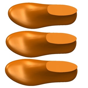 Puede incluir: Tres hormas de zapatos naranjas, apiladas una encima de la otra. Las hormas son de madera y tienen una forma redondeada.