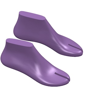 Può includere: Due forme di scarpe viola con un design a punta divisa. Le forme sono realizzate in un materiale liscio, simile alla plastica.