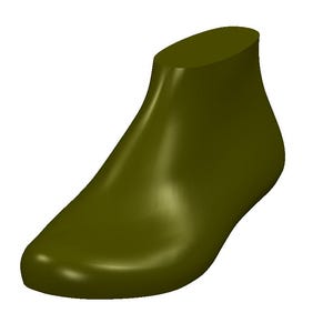 Puede incluir: Una forma de zapato verde para hacer zapatos. La forma está hecha de plástico liso y duro y está diseñada para adaptarse a la forma de un pie.