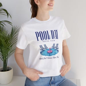 プールデイソーシャルクラブTシャツ、サマーTシャツ、プールパーティシャツ、楽しい一日のお出かけトップス、バケーション必需品