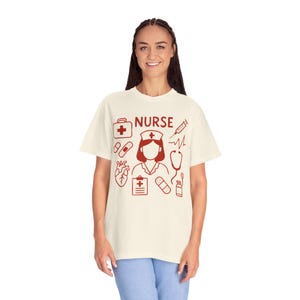 Maglietta con scritta &quot;Infermiere&quot;, regalo per operatori sanitari, graziosa maglietta per infermieri, maglietta a tema medico, abbigliamento per la scuola infermieristica