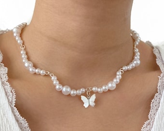 Collar de mariposa con perlas curvas
