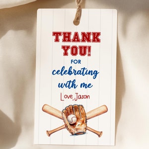 Puede incluir: Etiqueta de agradecimiento blanca con texto rojo y azul que dice "¡Gracias! Por celebrar conmigo Con cariño, Jason". La etiqueta tiene un guante de béisbol, una pelota de béisbol y dos bates cruzados.