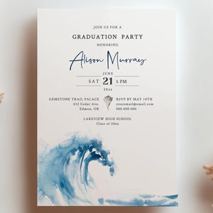 Può includere: Un invito a una festa di laurea con un design a onde blu in acquerello. L'invito è per Alison Murray e recita "Unisciti a noi per una festa di laurea in onore di Alison Murray" e "21 giugno, 17:00".