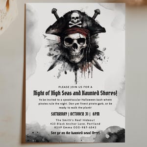 Op de afbeelding: Een rechthoekige uitnodigingskaart met een aquarelillustratie van een schedel met een piratenhoed en gekruiste zwaarden. De tekst luidt: Please join us for a Night of High Seas and Haunted Shores! Saturday, October 31, 6PM, The Smith's Reef Hideout.