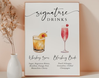 Pode incluir: Um sinal imprimível com fundo branco e texto preto que diz "signature drinks". O sinal apresenta duas ilustrações de coquetéis: um whiskey sour e um blushing bride. O whiskey sour é um coquetel amarelo com uma cereja maraschino e uma fatia de laranja. O blushing bride é um coquetel rosa com uma framboesa.