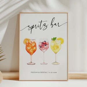 Puede incluir: Un cartel imprimible para una boda o fiesta con el texto "spritz bar" en letra cursiva. El cartel presenta tres ilustraciones de acuarela de diferentes c&oacute;cteles spritz, con guarniciones de naranja, bayas y lim&oacute;n. El texto "Tristan & Crystal | 11.05.20XX" est&aacute; en la parte inferior del cartel.