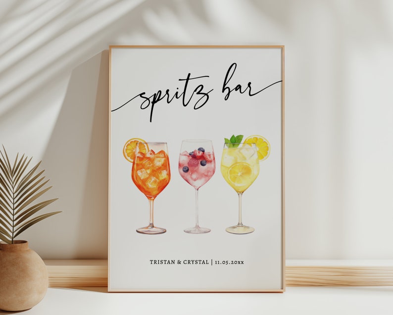 Puede incluir: Un cartel imprimible para una boda o fiesta con el texto "spritz bar" en letra cursiva. El cartel presenta tres ilustraciones de acuarela de diferentes c&oacute;cteles spritz, con guarniciones de naranja, bayas y lim&oacute;n. El texto "Tristan & Crystal | 11.05.20XX" est&aacute; en la parte inferior del cartel.