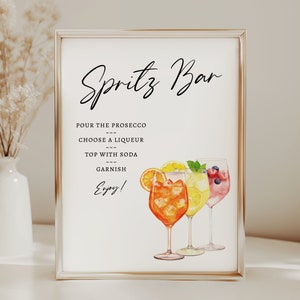 Puede incluir: Un cartel imprimible para un bar de Spritz con instrucciones para verter Prosecco, elegir un licor, completar con soda y adornar. El cartel presenta una ilustraci&oacute;n de acuarela de tres vasos de Spritz con diferentes guarniciones.