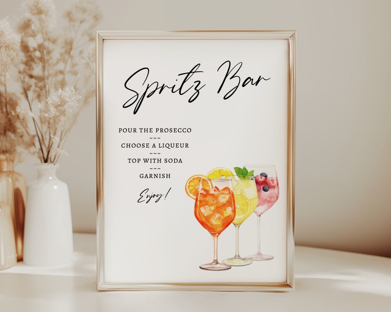 Puede incluir: Un cartel imprimible para un bar de Spritz con instrucciones para verter Prosecco, elegir un licor, completar con soda y adornar. El cartel presenta una ilustraci&oacute;n de acuarela de tres vasos de Spritz con diferentes guarniciones.