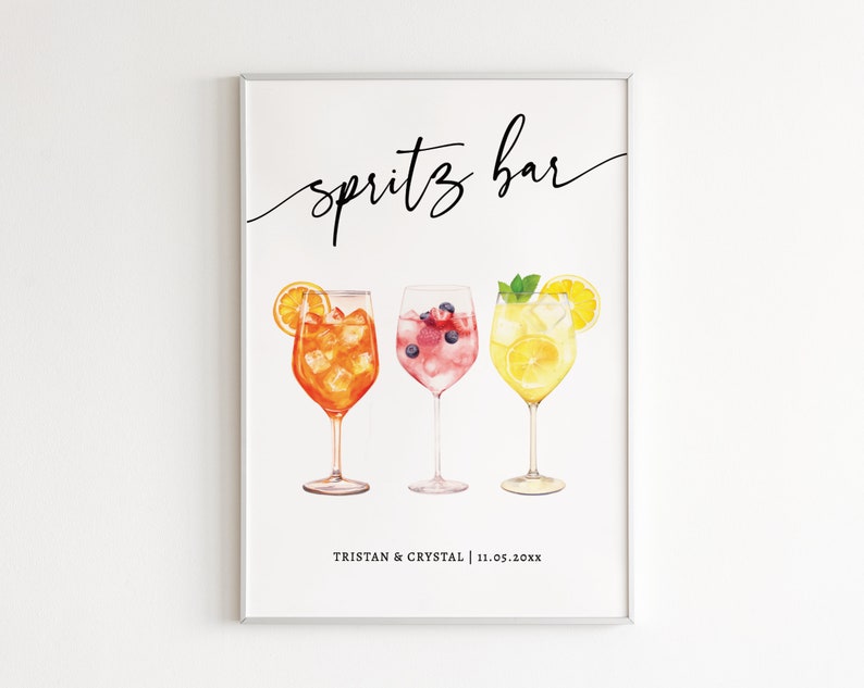 Puede incluir: Un cartel imprimible para un "Spritz Bar" con tres c&oacute;cteles ilustrados: un Aperol spritz, un spritz de fresa y un spritz de lim&oacute;n. El cartel tambi&eacute;n incluye el texto "Tristan & Crystal | 11.05.20XX".