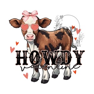 Pu&ograve; includere: Una mucca marrone e bianca con occhiali da sole a forma di cuore rosa e un fiocco rosa sulla testa. La mucca &egrave; in piedi su uno sfondo bianco con il testo "Howdy Valentine" in nero.