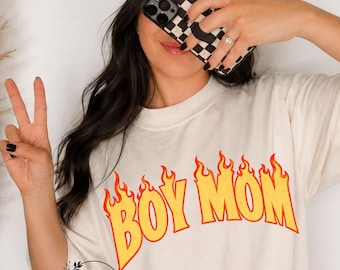 Texto en llamas para mamá de niño PNG, diseño de sublimación de mamá moderna, mamá de niño PNG, diseño de mamá grunge emo