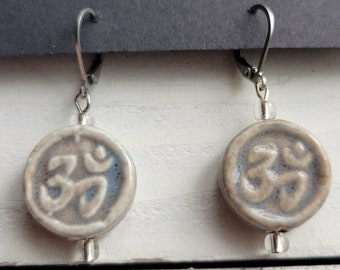 Keramik 'Om' Bead Baumeln Ohrringe
