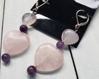 Herzförmige Rosenquarz- und Amethystperlen-Ohrringe