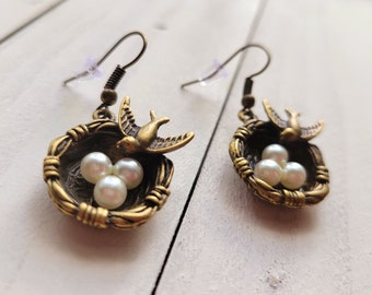Bronze Vogel-Nest-Charm mit Faux Perle Eier Hängeohrringe