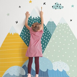 Abstrakte Cartoon-bunte Berge-Tapete | Abziehen und aufkleben, selbstklebend, Baby- und Kinderzimmer, abnehmbares Kinderzimmer-Wandbild