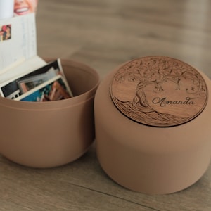 Cover personalizzata urna Coco con personalizzazione incisa a laser.
Mantieni le sue foto e i suoi ricordi sempre vicino a te