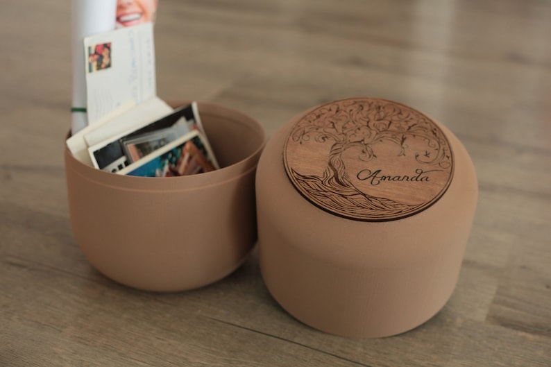 Cover personalizzata urna Coco con personalizzazione incisa a laser.
Mantieni le sue foto e i suoi ricordi sempre vicino a te
