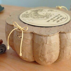 Close-up of the BLUE SOUL urn wooden lid secured with natural cotton cords and leather fastening details