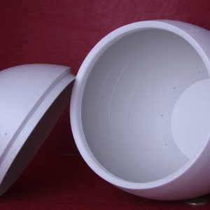 interno urna Bio Coco, chiusura a vite e sistema brevettato IN/OUT che permette alla acqua di entrare e alle ceneri di non uscire.