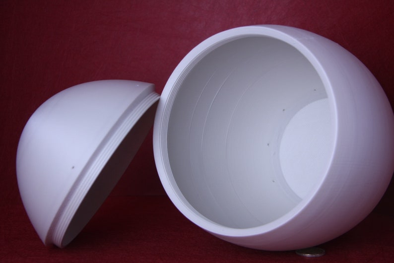 interno urna Bio Coco, chiusura a vite e sistema brevettato IN/OUT che permette alla acqua di entrare e alle ceneri di non uscire.