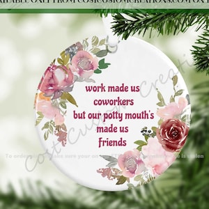 Arbete gjorde oss till kollegor men våra toalettmunnar gjorde oss till vänner gåva keramisk julgransprydnad 2021