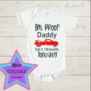 Könnte beinhalten: Weißer Baby Strampler mit einem roten Abschleppwagen-Motiv und dem Text "I'm Proof Daddy Isn't Always Towing".