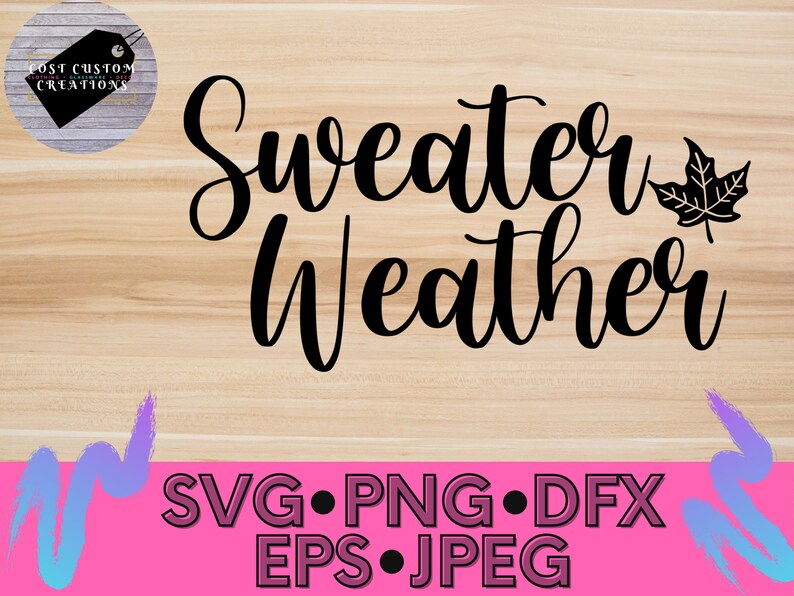 Op de afbeelding: Zwart-wit grafisch ontwerp met de tekst "Sweater Weather" en een klein blaadje. Het ontwerp is op een houtnerf achtergrond. SVG, PNG, DFX, EPS en JPEG bestandsformaten worden onder het ontwerp vermeld.